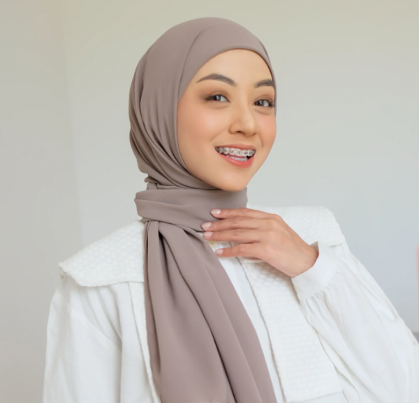 Pashmina polos dengan tali pinggang sebagai aksen